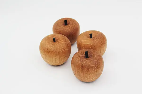 Aebler med stilk, eg, shou sugi ban