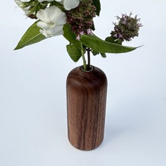 Elegant lille vase i valnød med isat reagensglas – natur møder funktion