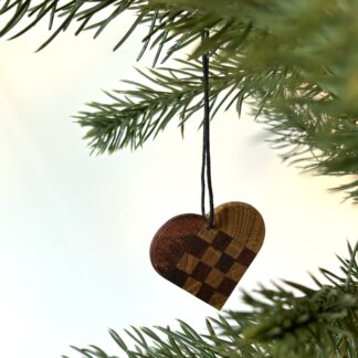 Håndlavede flettede julehjerter i træ – klassisk nostalgi i nyt materiale (Pk. Med 2 eller 3 stk.)