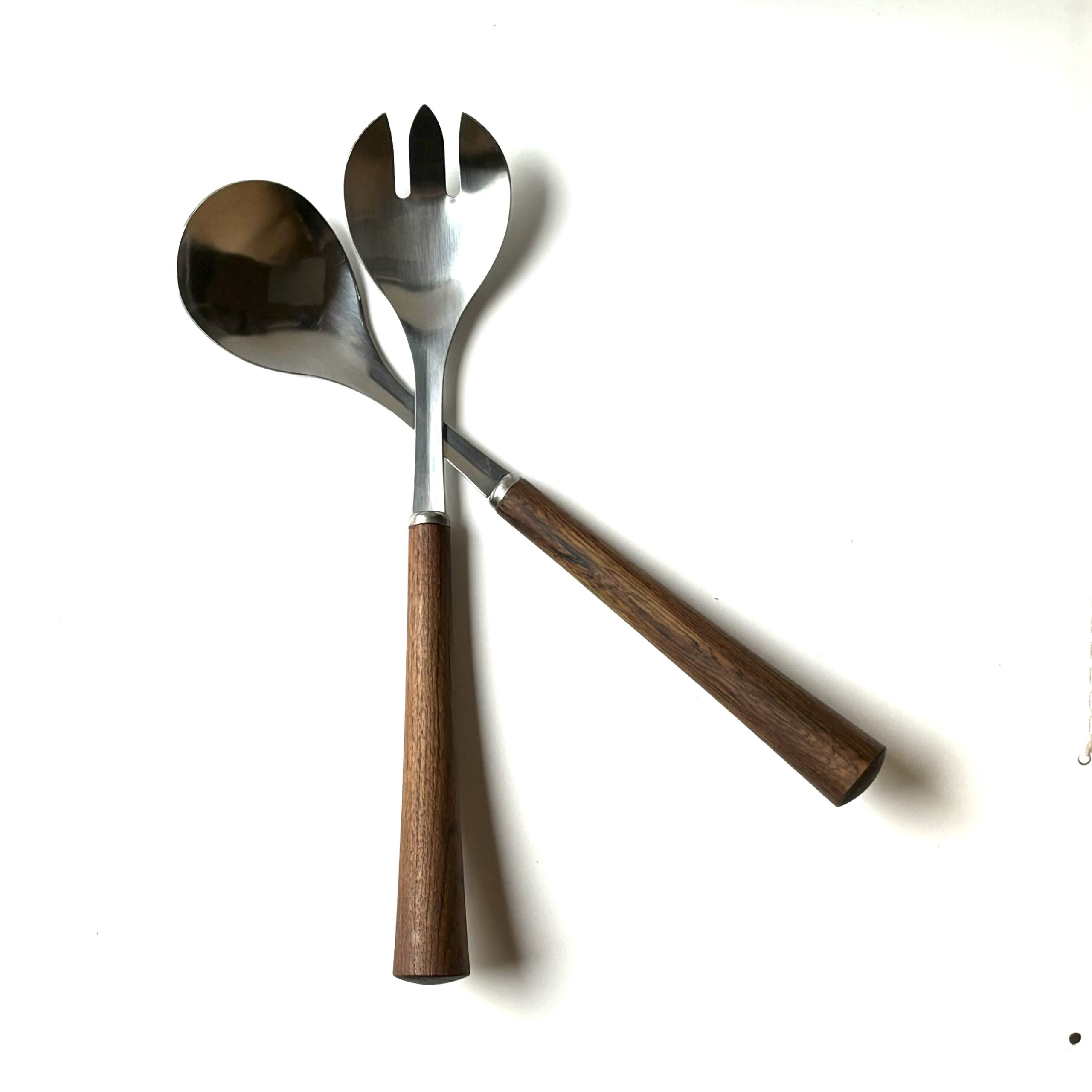 Salatbestik i stål og træ – hvor funktion møder håndværk