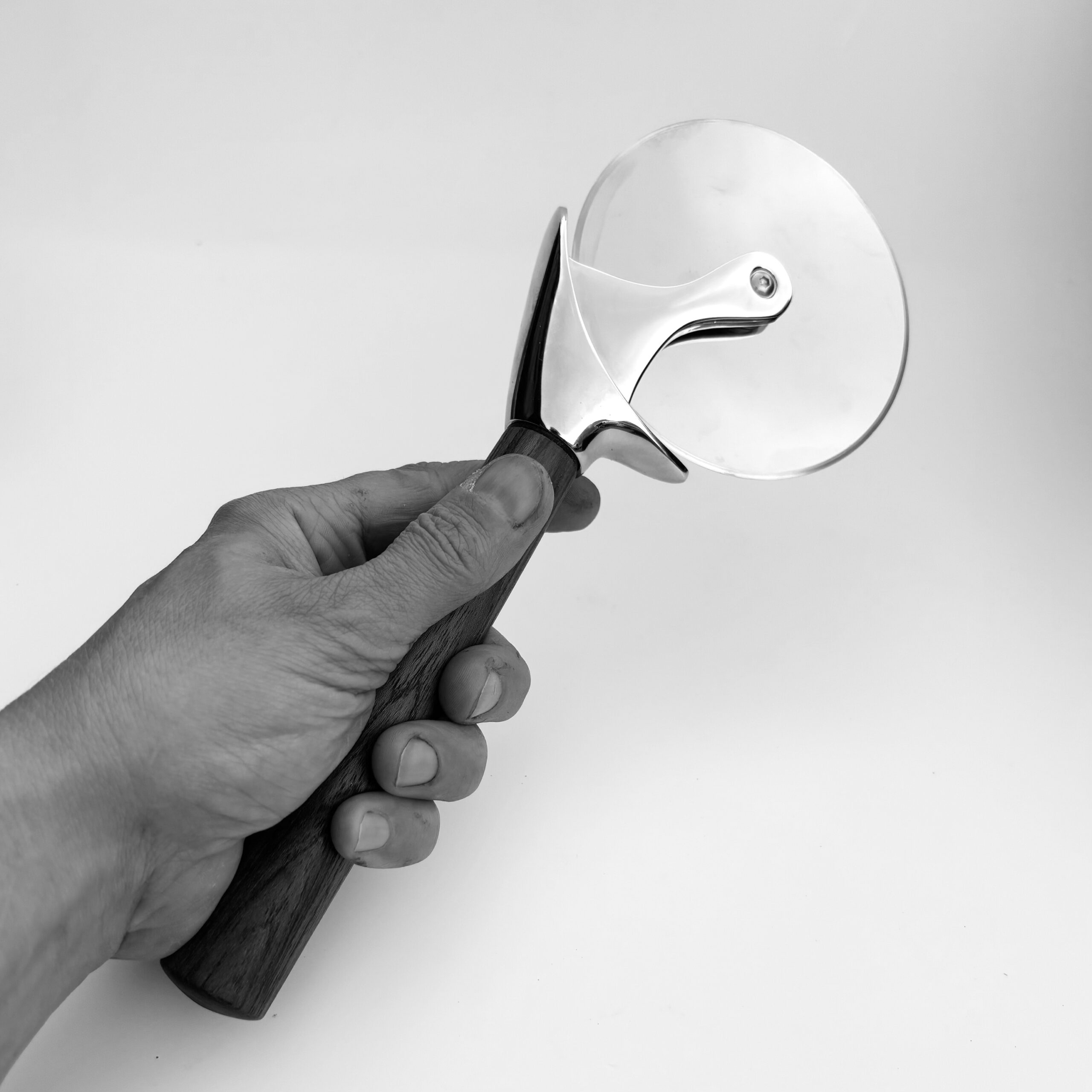 Pizzahjul i stål og teak – skarpt snit med sans for detaljen - Billede 3