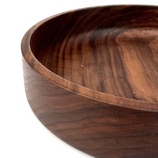 Elegant serveringsfad i valnød – naturlig skønhed til dit bord